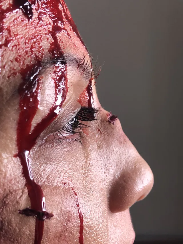 Törött orr SFX smink folyó művérrel, profilból